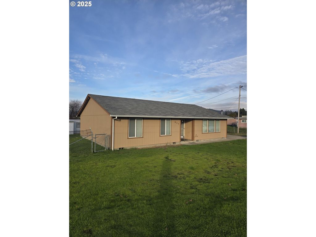 600 Se CARROL St, Winston, OR 97496