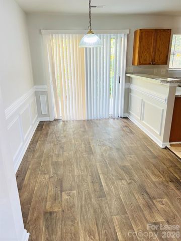 5534 Stone Bluff Court, Charlotte, NC 28214