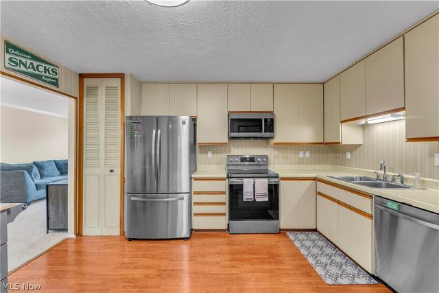 6151 Hickory Trail, North Ridgeville, OH 44039