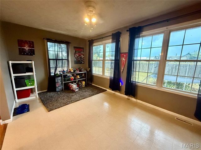 29 Saint Ann Avenue, St James, MO 65559