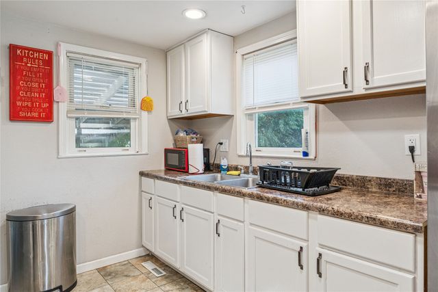 1325 N 4th Avenue E, Newton, IA 50208