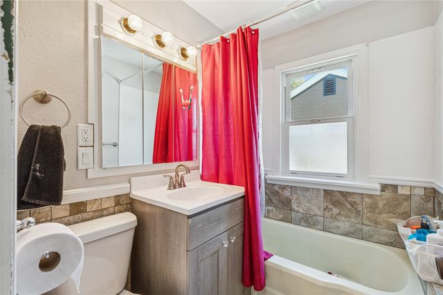 1325 N 4th Avenue E, Newton, IA 50208