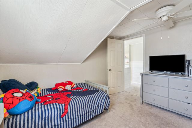 1325 N 4th Avenue E, Newton, IA 50208