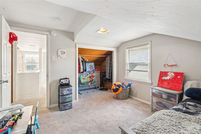 1325 N 4th Avenue E, Newton, IA 50208