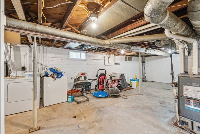 1325 N 4th Avenue E, Newton, IA 50208