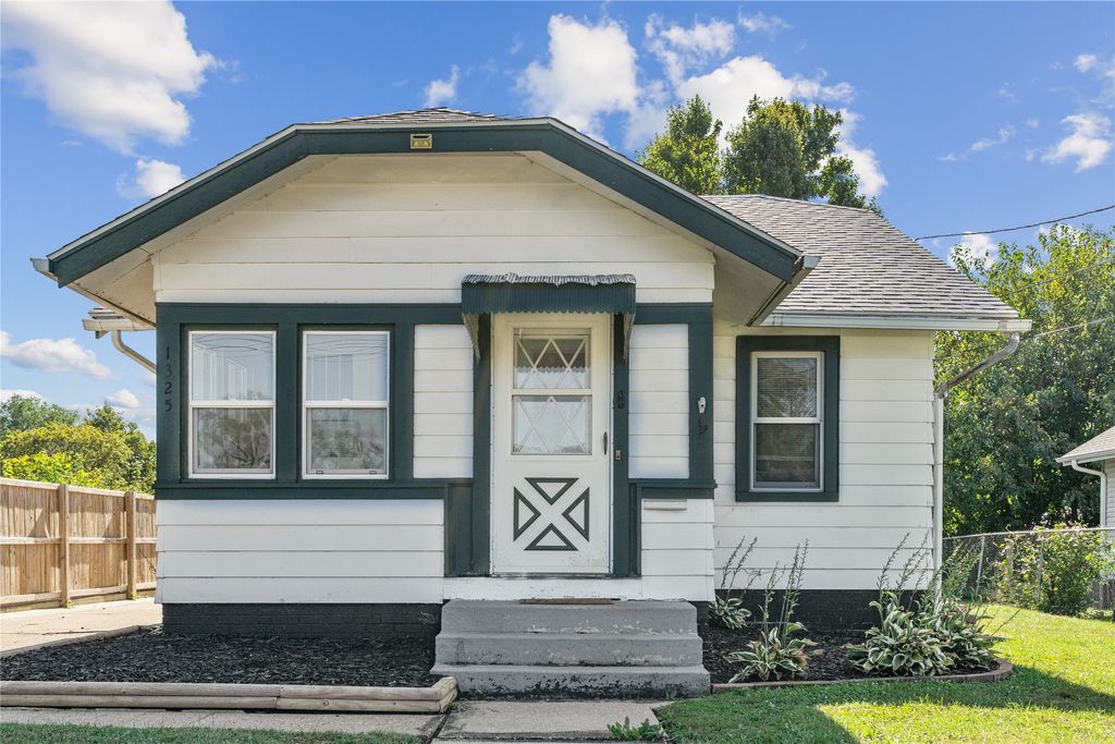 1325 N 4th Avenue E, Newton, IA 50208