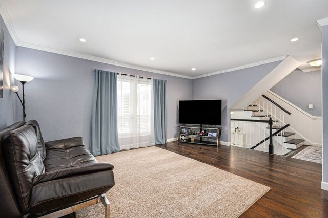 1921 Williamsburg Drive, Hoffman Estates, IL 60169