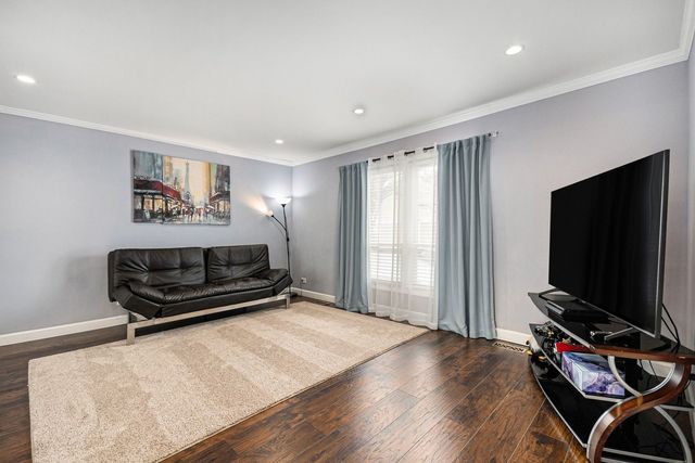 1921 Williamsburg Drive, Hoffman Estates, IL 60169