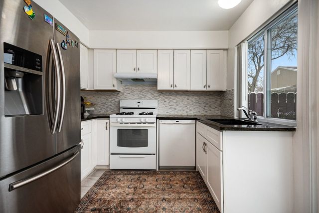 1921 Williamsburg Drive, Hoffman Estates, IL 60169