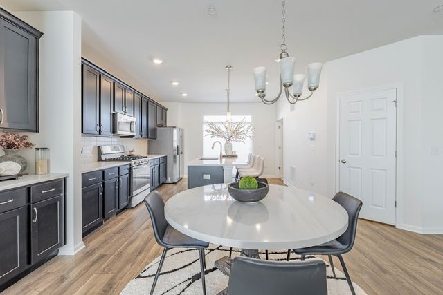 1050 E Oakton Street, Des Plaines, IL 60018