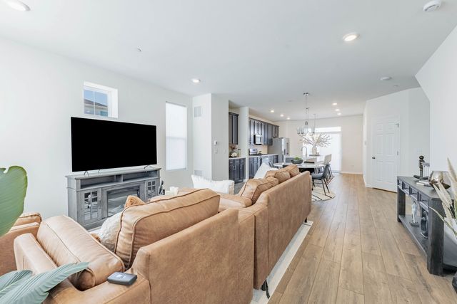 1050 E Oakton Street, Des Plaines, IL 60018