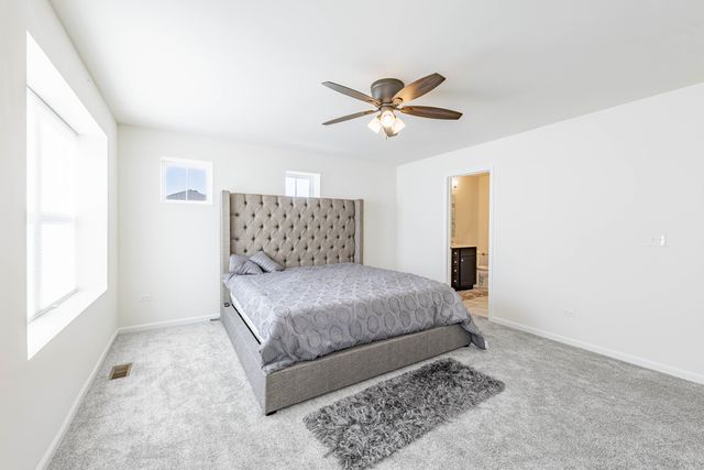 1050 E Oakton Street, Des Plaines, IL 60018