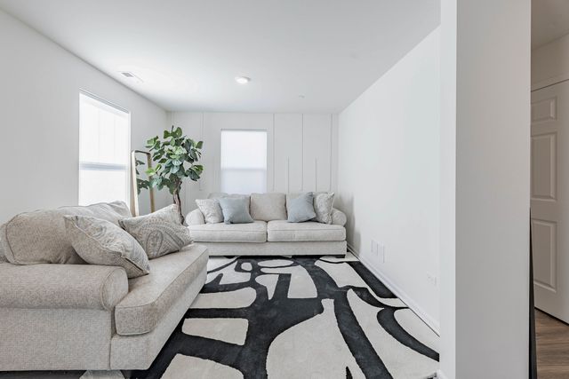 1050 E Oakton Street, Des Plaines, IL 60018