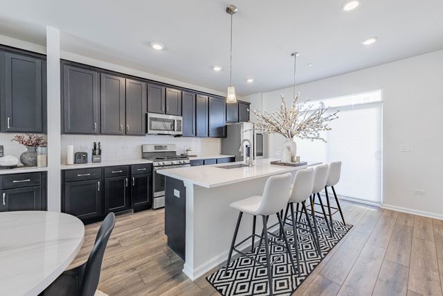 1050 E Oakton Street, Des Plaines, IL 60018