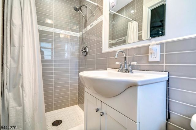 2010 Windsor Rd, Linden City, NJ 07036
