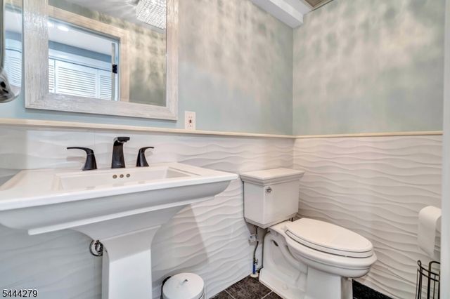 2010 Windsor Rd, Linden City, NJ 07036