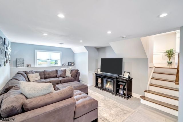 2010 Windsor Rd, Linden City, NJ 07036