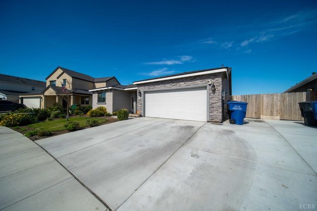 1360 W Angus Court, Hanford, CA 93230