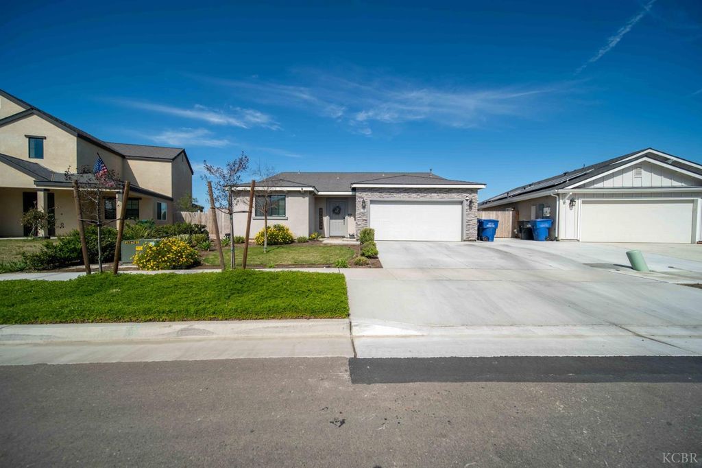 1360 W Angus Court, Hanford, CA 93230