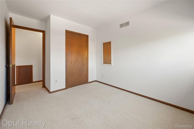 37440 N Laurel Park Drive, Livonia, MI 48152