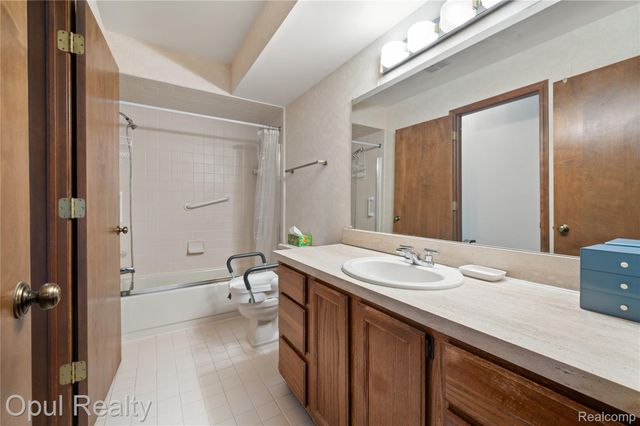 37440 N Laurel Park Drive, Livonia, MI 48152