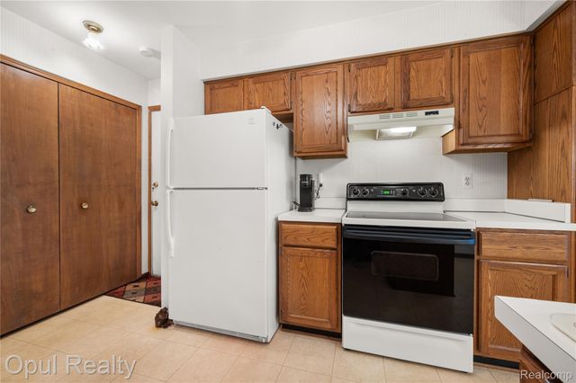 37440 N Laurel Park Drive, Livonia, MI 48152