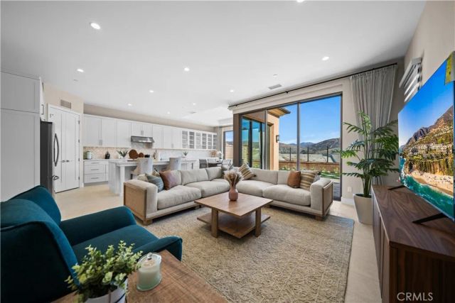 136 Tomahawk, Irvine, CA 92618