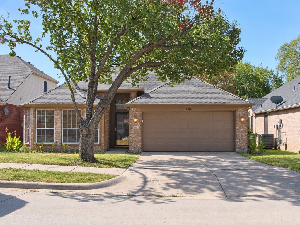 606 Lake Bridge Drive, Lake Dallas, TX 75065 — exterior