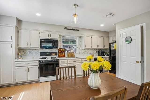 89 Knolls Rd, Bloomingdale Boro, NJ 07403