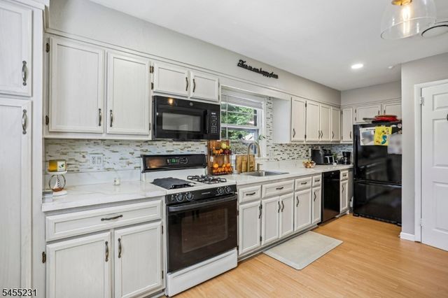 89 Knolls Rd, Bloomingdale Boro, NJ 07403