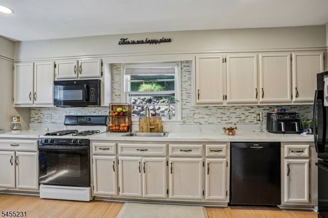 89 Knolls Rd, Bloomingdale Boro, NJ 07403