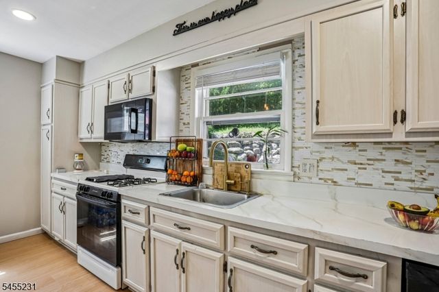 89 Knolls Rd, Bloomingdale Boro, NJ 07403