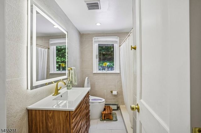 89 Knolls Rd, Bloomingdale Boro, NJ 07403