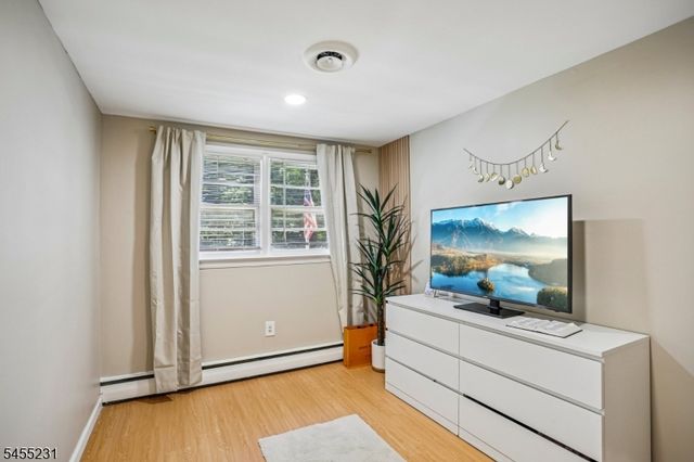 89 Knolls Rd, Bloomingdale Boro, NJ 07403