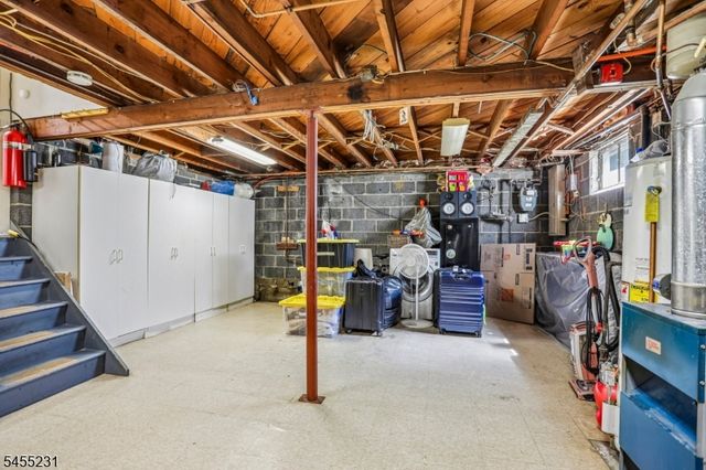 89 Knolls Rd, Bloomingdale Boro, NJ 07403