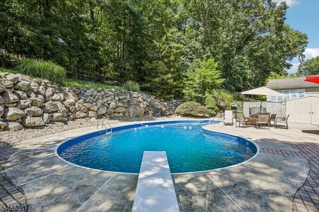 89 Knolls Rd, Bloomingdale Boro, NJ 07403