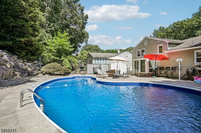 89 Knolls Rd, Bloomingdale Boro, NJ 07403