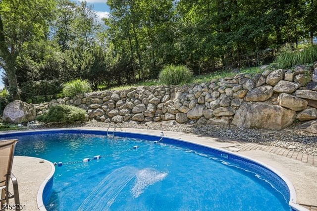89 Knolls Rd, Bloomingdale Boro, NJ 07403