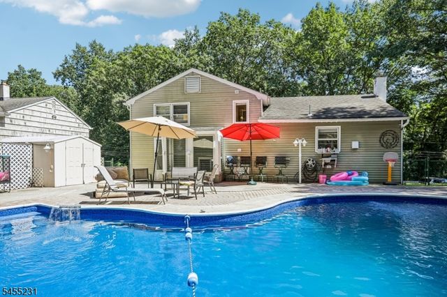 89 Knolls Rd, Bloomingdale Boro, NJ 07403
