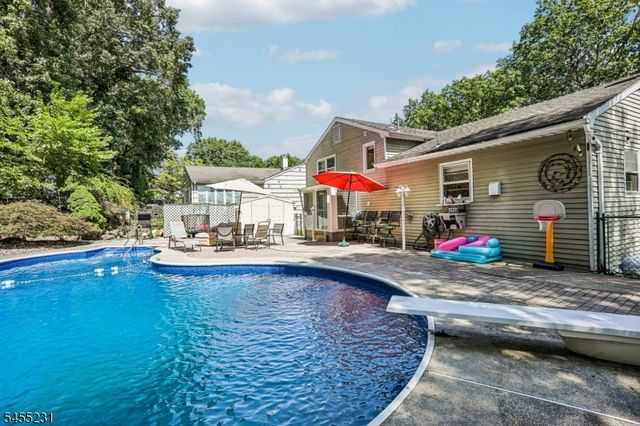89 Knolls Rd, Bloomingdale Boro, NJ 07403
