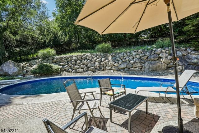 89 Knolls Rd, Bloomingdale Boro, NJ 07403