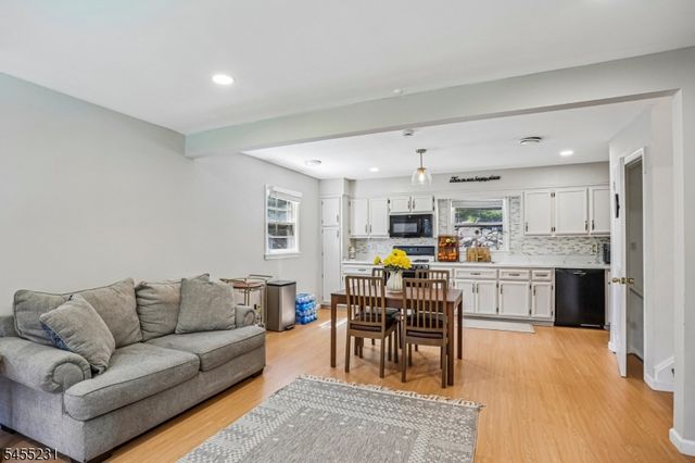 89 Knolls Rd, Bloomingdale Boro, NJ 07403