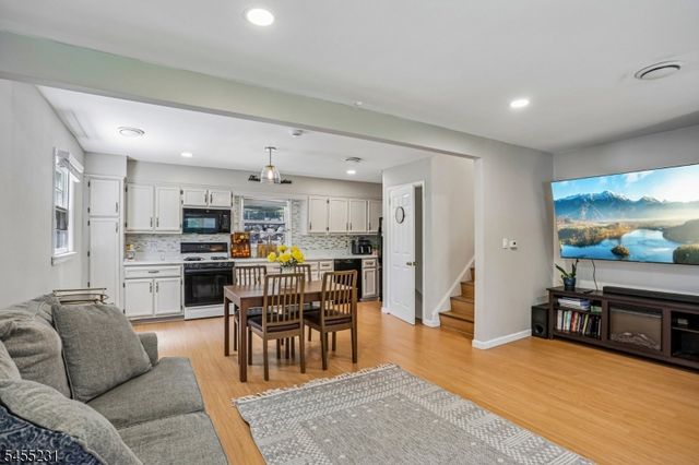 89 Knolls Rd, Bloomingdale Boro, NJ 07403