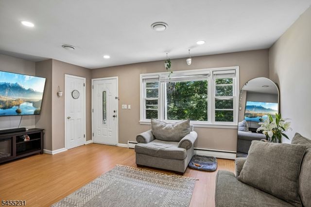 89 Knolls Rd, Bloomingdale Boro, NJ 07403