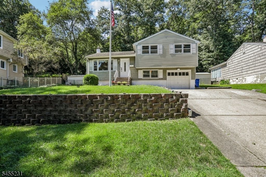 89 Knolls Rd, Bloomingdale Boro, NJ 07403