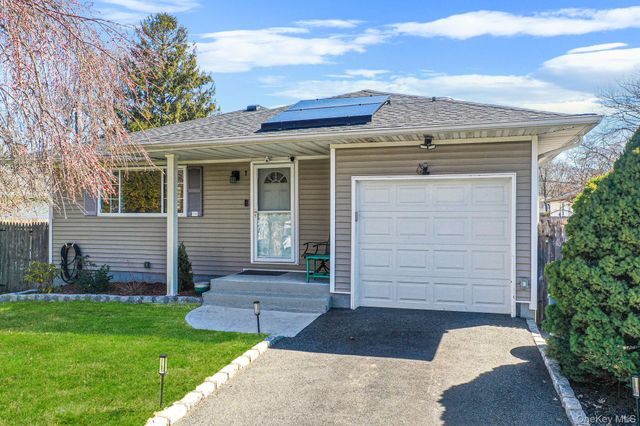 7 Hollywood Drive, Shirley, NY 11967