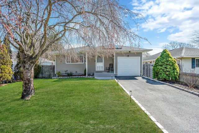 7 Hollywood Drive, Shirley, NY 11967