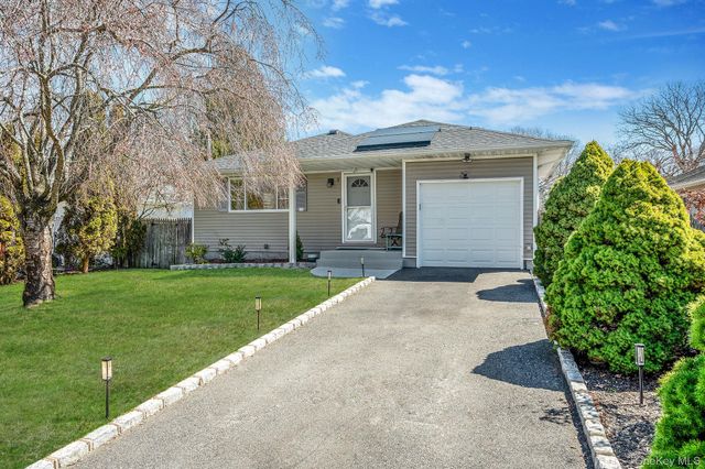 7 Hollywood Drive, Shirley, NY 11967