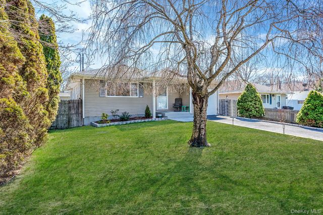 7 Hollywood Drive, Shirley, NY 11967