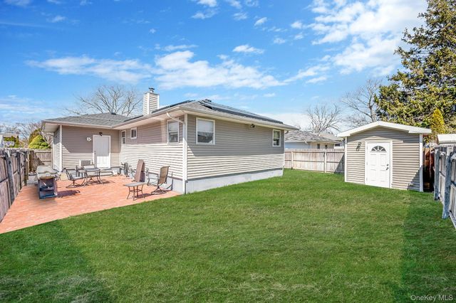 7 Hollywood Drive, Shirley, NY 11967